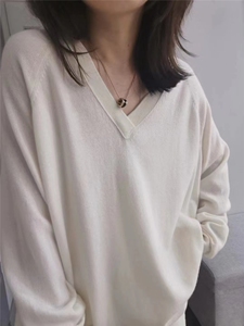 慵懒高级感V领针织衫女春秋温柔软糯宽松粗棒针毛衣图片