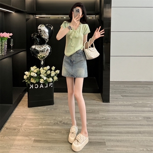 欧货潮流时尚套装女夏新款蕾丝拼接蝴蝶结针织衫牛仔短裙两件套图片