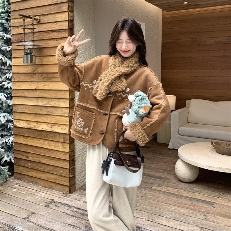 棕色刺绣拼接配围脖羊羔毛外套女秋冬2025新款设计感皮毛一体棉服,女装毛呢外套,2D076