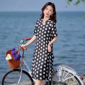时尚波点印花连衣裙女2025夏季新款中年妈妈宽松大码休闲洋气裙子图片
