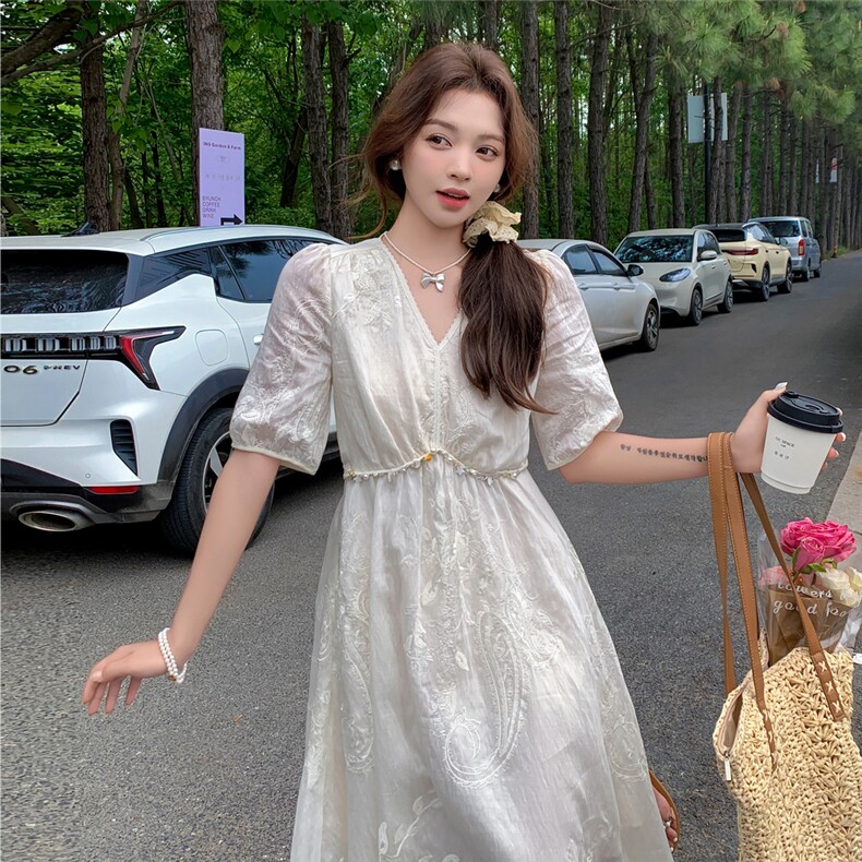 新中式法式V领高级感刺绣连衣裙女米色温柔度假风绝美初恋茶歇裙，女装连衣裙，浙宝208A