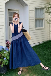 蓝色条纹拼接连衣裙女2025夏季新款复古轻熟风显瘦时尚无袖背心裙图片