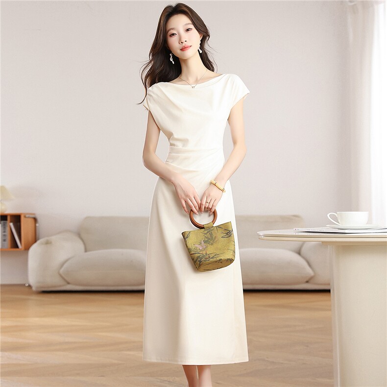 2026夏季新款法式白色连衣裙女一字肩收腰褶皱气质显瘦中长款裙子，女装连衣裙，艾米