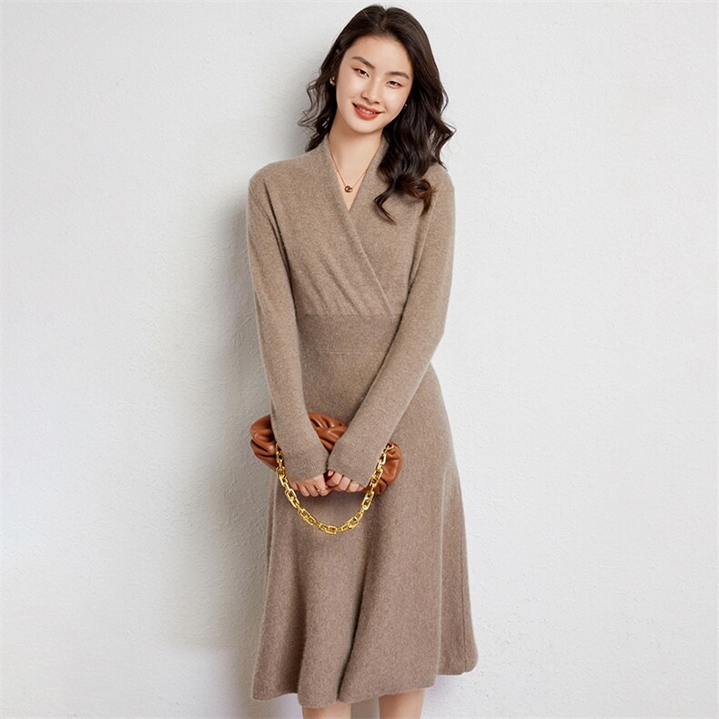 100纯山羊绒裹胸针织连衣裙女收腰显瘦V领长袖针织打底裙过膝长款，女装连衣裙，纳丰羊绒