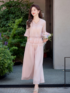 粉色洋气温柔套装女2026夏新款喇叭袖蕾丝拼接上衣阔腿裤裙两件套图片