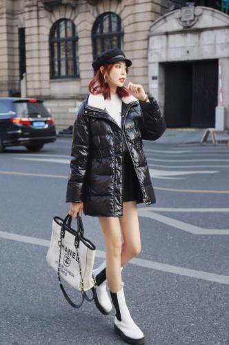 2021冬款上新拼羊羔绒领收腰设计90白鸭绒羽绒服，女装羽绒服，红雀纺