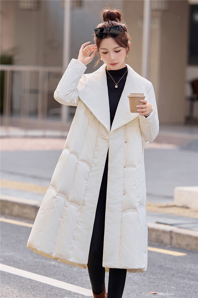 现货2025气质优雅提花大西装翻领拼接新中式白鸭绒羽绒服,女装羽绒服,卡杰菲