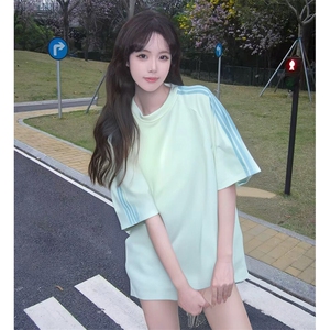 抖音得物品质二开240克宽松纯棉美式潮牌印花三条杠中性风短袖T恤图片