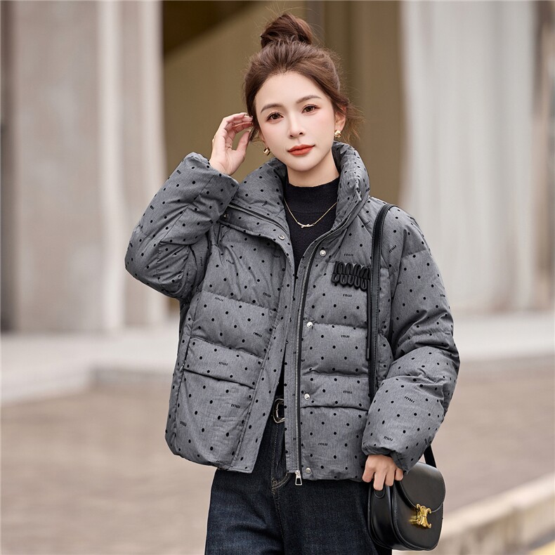 设计感洋气波点羽绒服女短款2025冬新款90%白鸭绒面包服外套,女装羽绒服,姿衣坊