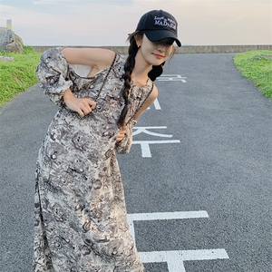水墨印花露肩连衣裙女春季2025新款法式气质小心机茶歇度假风长裙图片