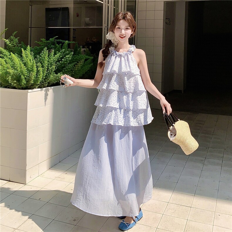 2025夏季新款韩系休闲浅蓝色度假风碎花挂脖上衣休闲半身裙两件套,女装连衣裙,2C267