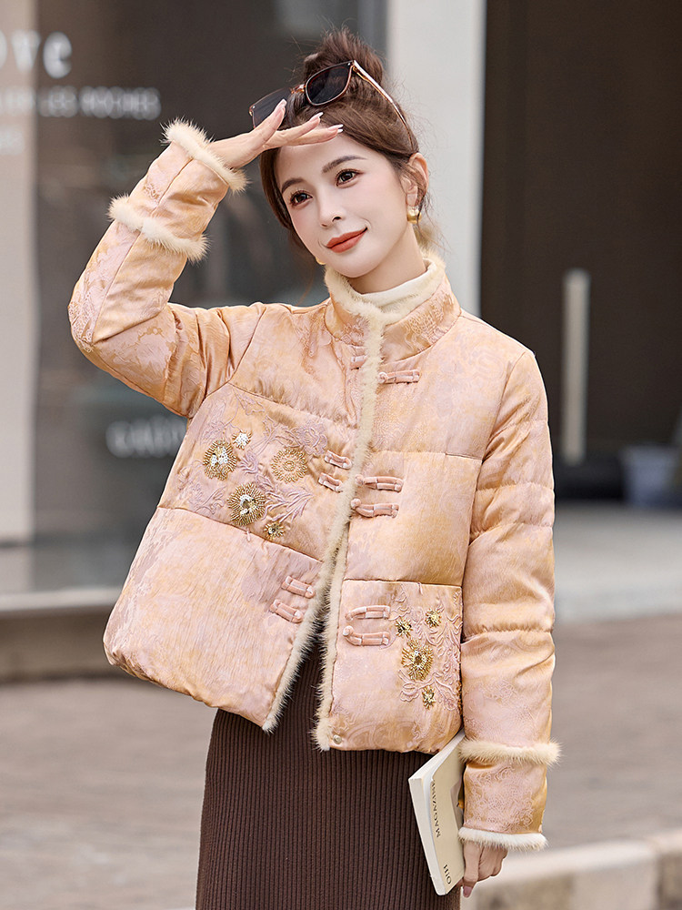 保暖2025年冬季新款刺绣手工穿钻高档拼貂毛边羽绒服,女装羽绒服,布芭啦
