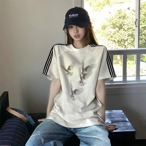 抖音得物品质二开240克宽松纯棉美式潮牌印花三条杠中性风短袖T恤图片