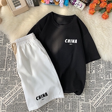 黑衣白裤