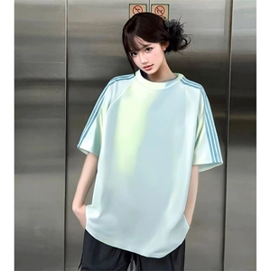 抖音得物品质二开240克宽松纯棉美式潮牌印花三条杠中性风短袖T恤图片