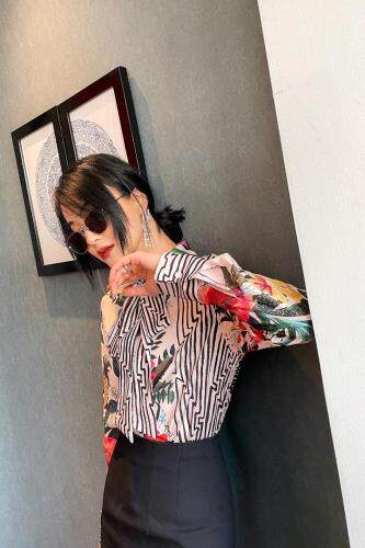 春款飘带定位花衬衣图片