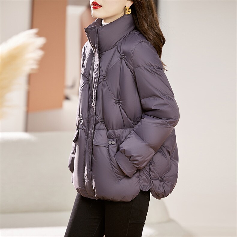 高端洋气短款羽绒服女2025冬新款小个子妈妈立领白鸭绒面包服外套,女装羽绒服,丽影随形