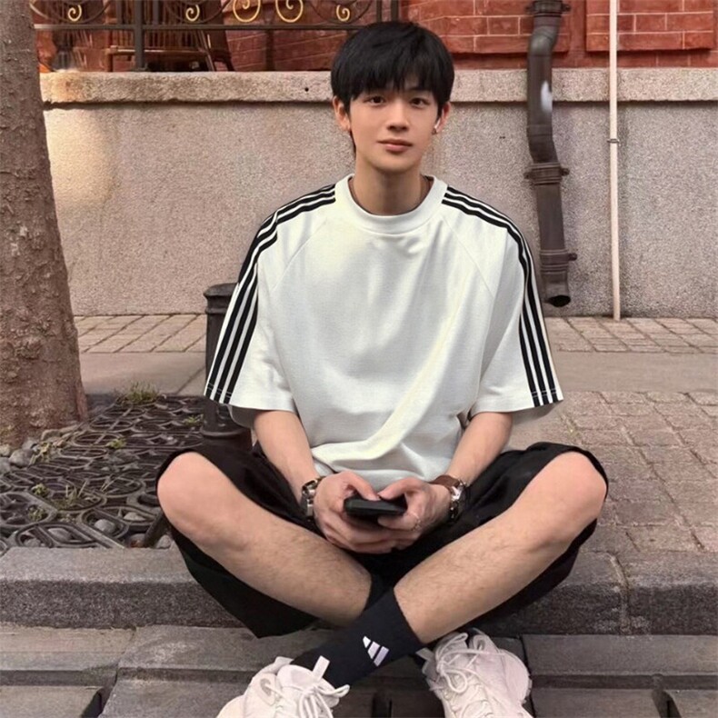 抖音得物品质二开240克宽松纯棉美式潮牌印花三条杠中性风短袖T恤,男装T恤,电商A486