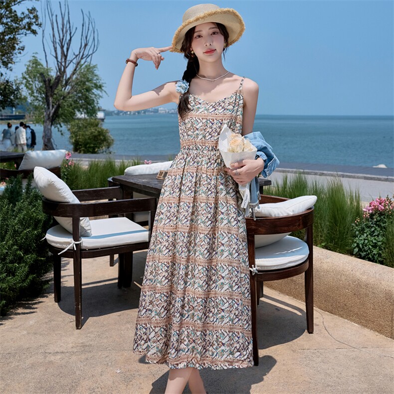 2025年夏季新品现货海滩休闲波西米亚复古印花吊带连衣裙,女装连衣裙,臻衣坊