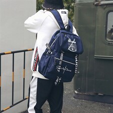深蓝色