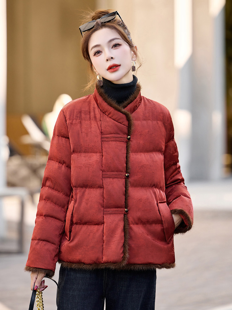 新中式G风羽绒服女2025冬新款今年流行独特漂亮短款红色盘扣外套,女装羽绒服,伊仟回