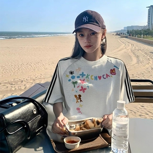 抖音得物品质二开240克宽松纯棉美式潮牌印花三条杠中性风短袖T恤图片