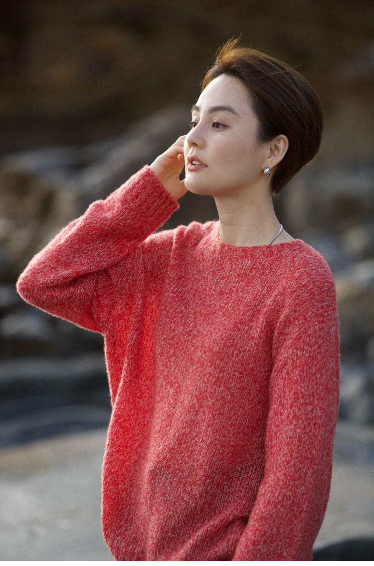 2024秋冬新款77%山羊绒女士白厂丝花纱红圆领羊绒衫,女装羊绒衫,澳霖羊绒