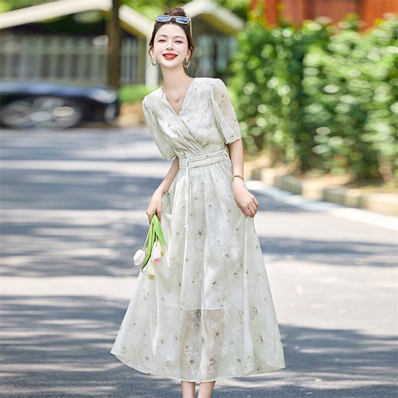 真丝碎花连衣裙女夏2024新款气质v领收腰显瘦中长款桑蚕丝a字裙子,女装连衣裙,众宇琦