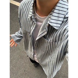 特P52 无差价新款秋季潮流百搭条纹长袖衬衫-HS2305 男模外景图片