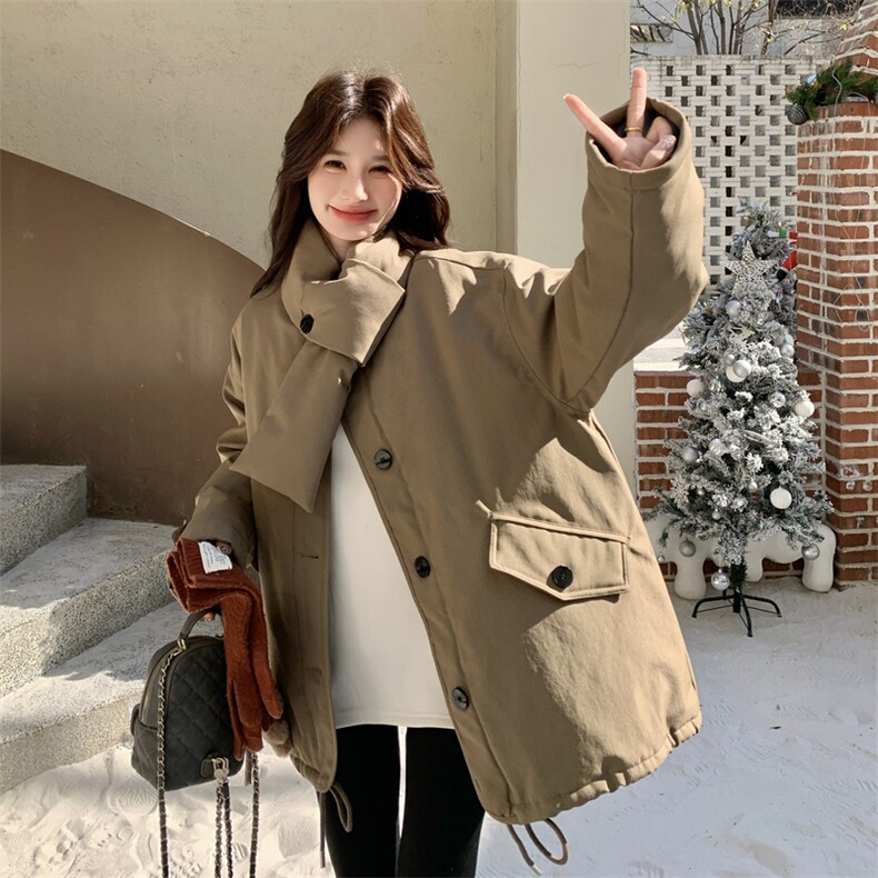 驼色立领羽绒服女2025冬季中长款宽松纽扣装饰保暖外套上衣配围脖,女装羽绒服,艾米莉亚