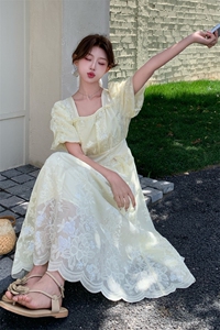 奶黄色重工蕾丝刺绣泡泡袖连衣裙女夏2025新款法式绝美在逃公主裙图片