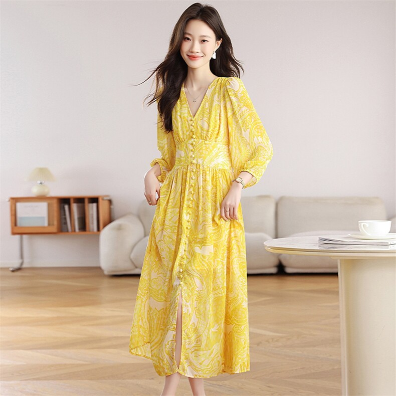 法式超仙V领碎花连衣裙女秋新款海边度假高级感天丝雪纺茶歇长裙，女装连衣裙，艾米