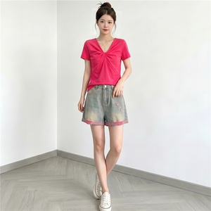 高级感时尚减龄穿搭女夏新款V领扭结设计短袖上衣牛仔短裤两件套图片