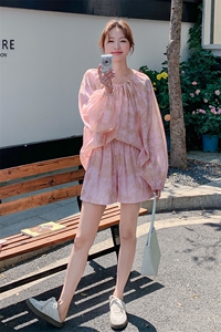粉色珍珠圆领碎花气质套装女夏2025新款穿搭小个子上衣短裤两件套图片