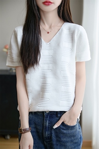 2025夏季新款冰丝圆领短袖T恤女大码显瘦时尚休闲褶皱气质V领小衫图片