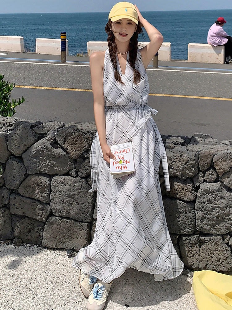 氛围感无袖挂脖格纹连衣裙女2025夏季新款韩系度假风收腰显瘦长裙,女装连衣裙,浙宝305
