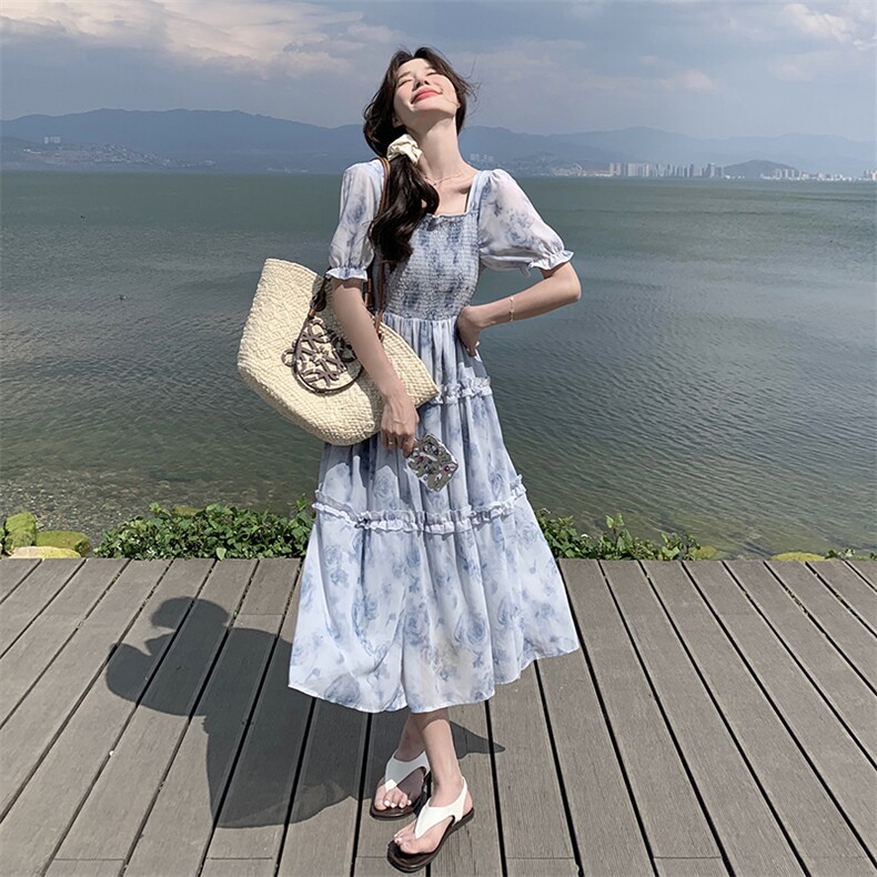 蓝色碎花法式连衣裙女2025夏季新款方领温柔设计感度假风小众裙子图片
