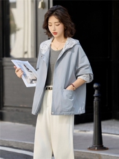 2025风衣女2025春秋新款宽松休闲连帽工装外套流行，女装短外套，依万里