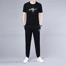黑色