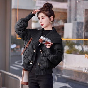 2023年冬款皮扣保暖针织毛线拼接大翻领短款羽绒服女图片
