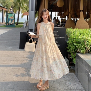 法式碎花挂脖露肩连衣裙女夏2025新款独特漂亮韩系穿搭气质感长裙图片
