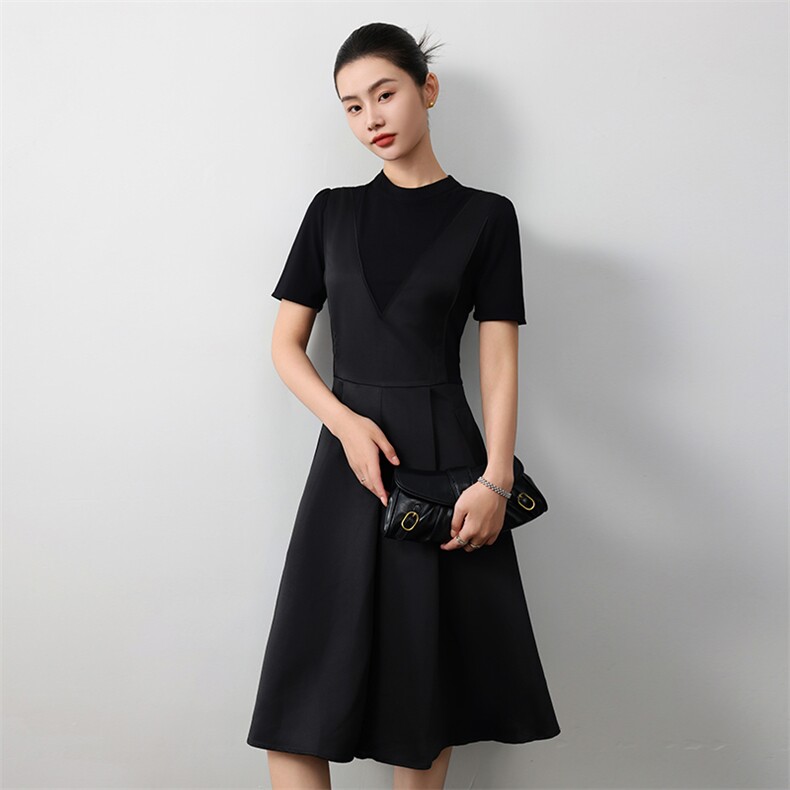 2025春夏新款丝滑缎面短袖连衣裙女圆领赫本风黑色显瘦收腰仙女裙图片