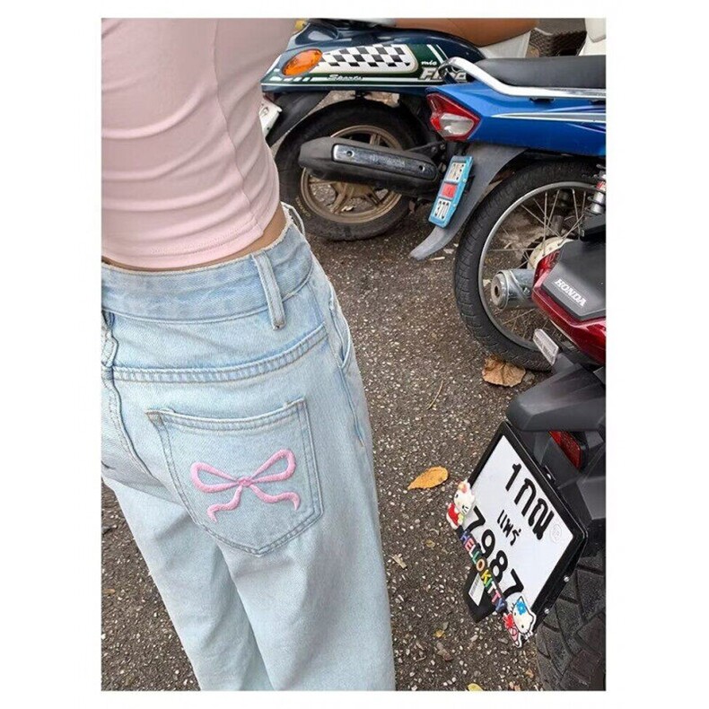 浅蓝色做旧蝴蝶结刺绣牛仔裤女美式高腰直筒设计感宽松阔腿裤图片