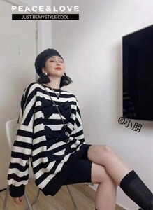 蝴蝶结条纹卫衣图片