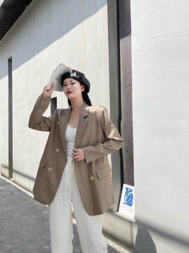 格子西服图片