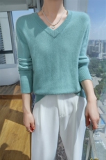 2024秋冬款V领毛衣女浣熊绒纯色百搭宽松休闲套头针织羊毛打底衫，女装针织衫/毛衣，冬贝尔貂绒