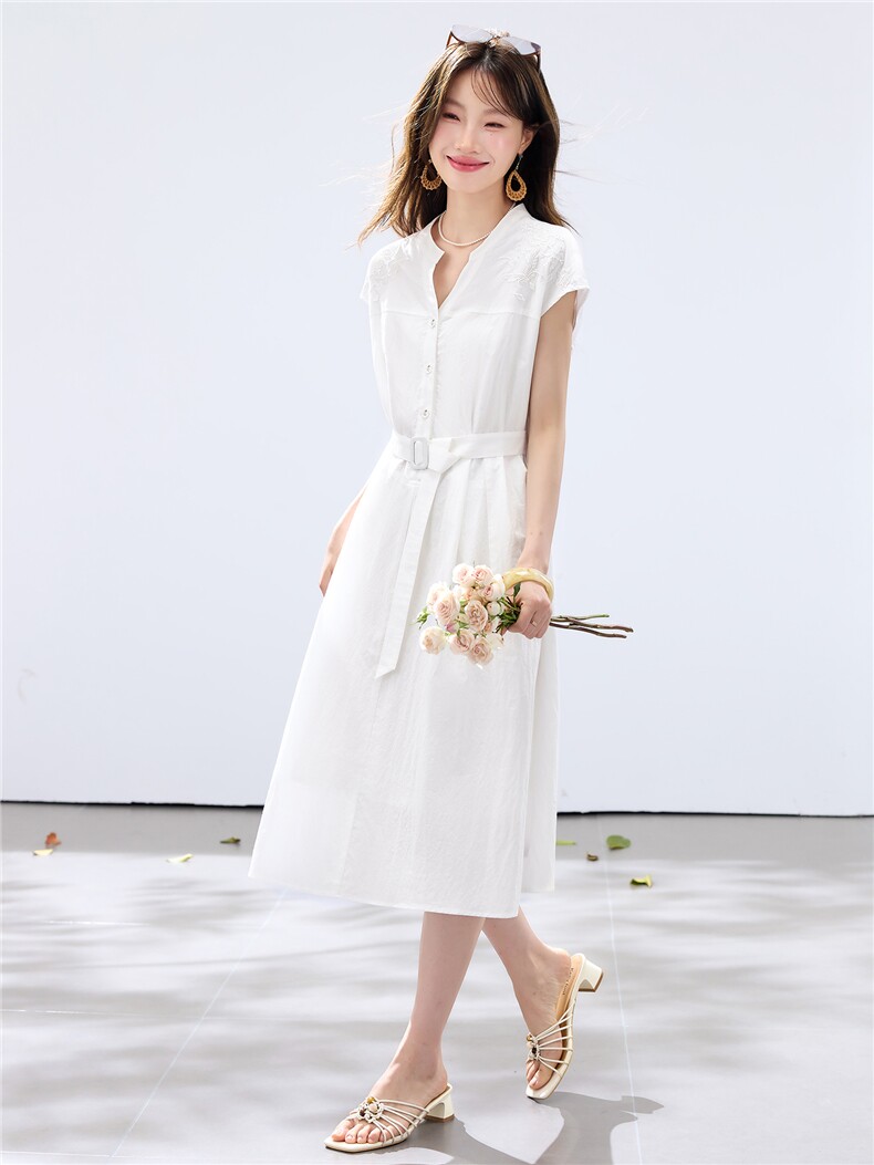 2026年夏季小V领腰带收腰显瘦短袖纯色刺绣连衣裙长裙,女装连衣裙,简韵佳