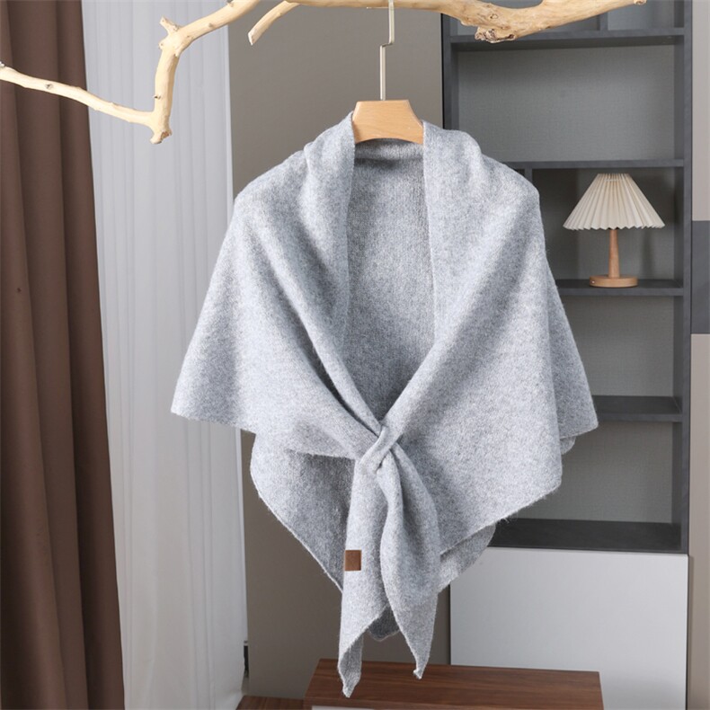 2025年新款时尚百搭简约休闲穿孔三角披肩，披肩，九月九羊绒