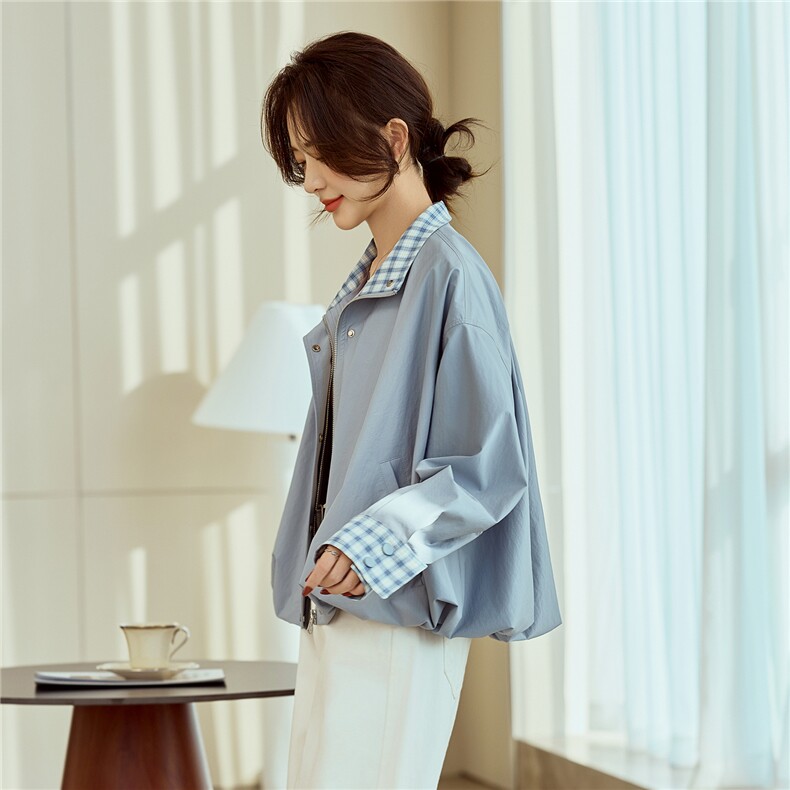 天蓝色拼接格子休闲气质短外套女2026早春新款翻领小个子夹克风衣,女装短外套,梦懿尔