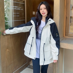 米白色拼接连帽工装冲锋衣外套女秋季2025新款宽松休闲撞色派克服图片